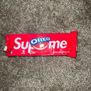Supreme red velvet Oreos